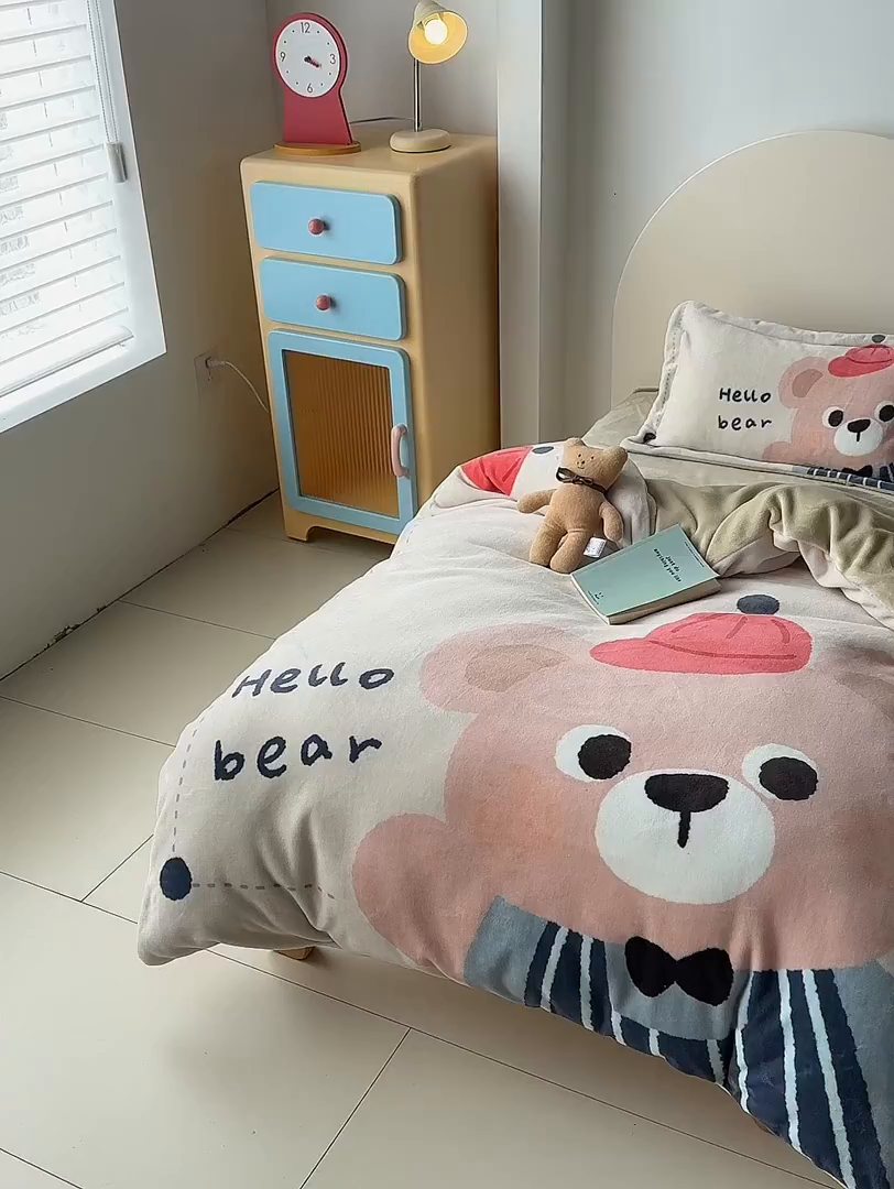 91家纺网 家纺一手货源 找家纺 荷马之梦 2025新款A类牛奶绒数码印花原创卡通大版儿童幼儿园被套三件套-萌宠系列 小熊卢卡