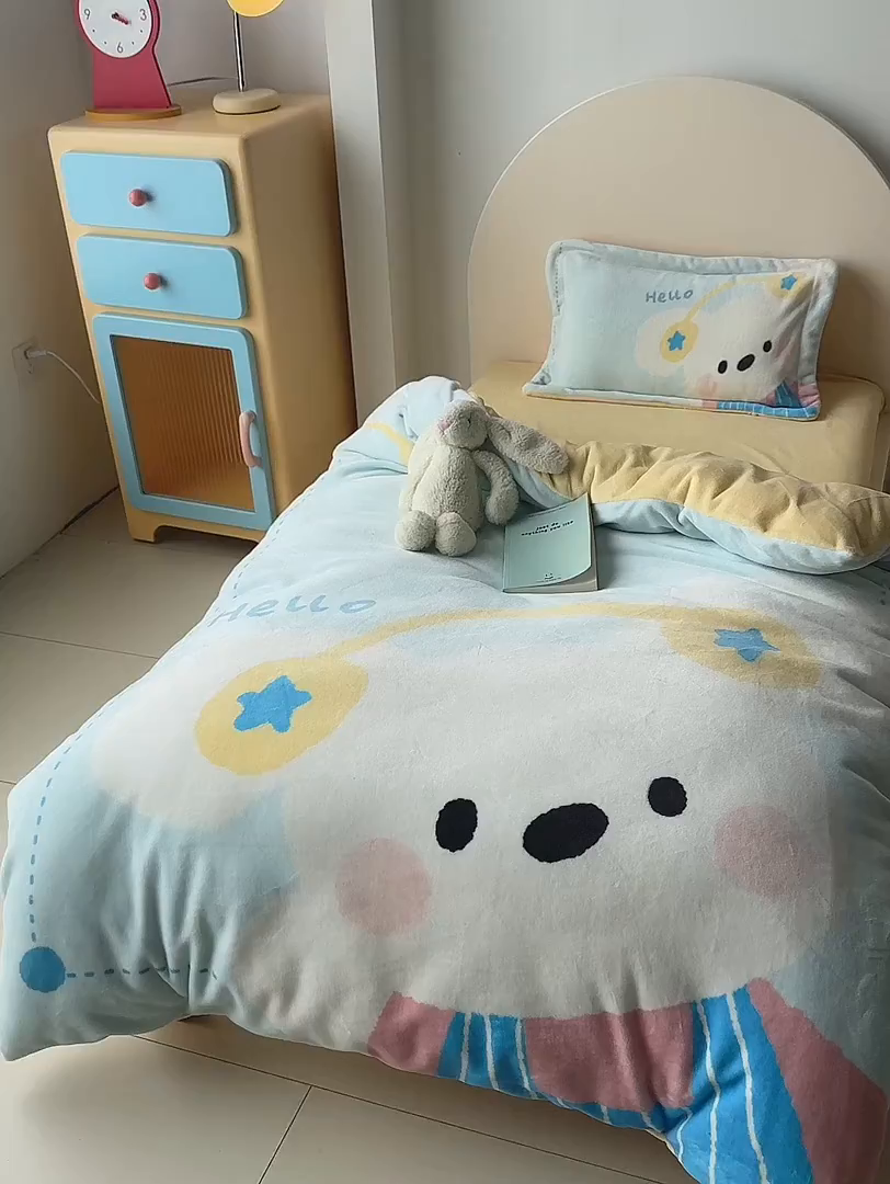 91家纺网 家纺一手货源 找家纺 荷马之梦 2025新款A类牛奶绒数码印花原创卡通大版儿童幼儿园被套三件套-萌宠系列 小兔贝贝