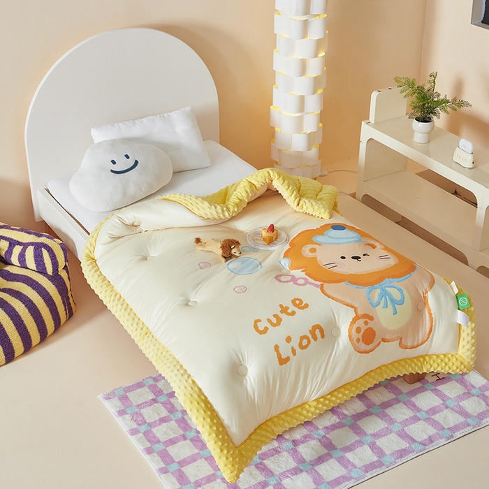 91家纺网 家纺一手货源 找家纺 荷马之梦 2025新款A类针织棉数码印花卡通手绘豆豆绒儿童被芯春秋被冬被-安睡系列 可爱小狮