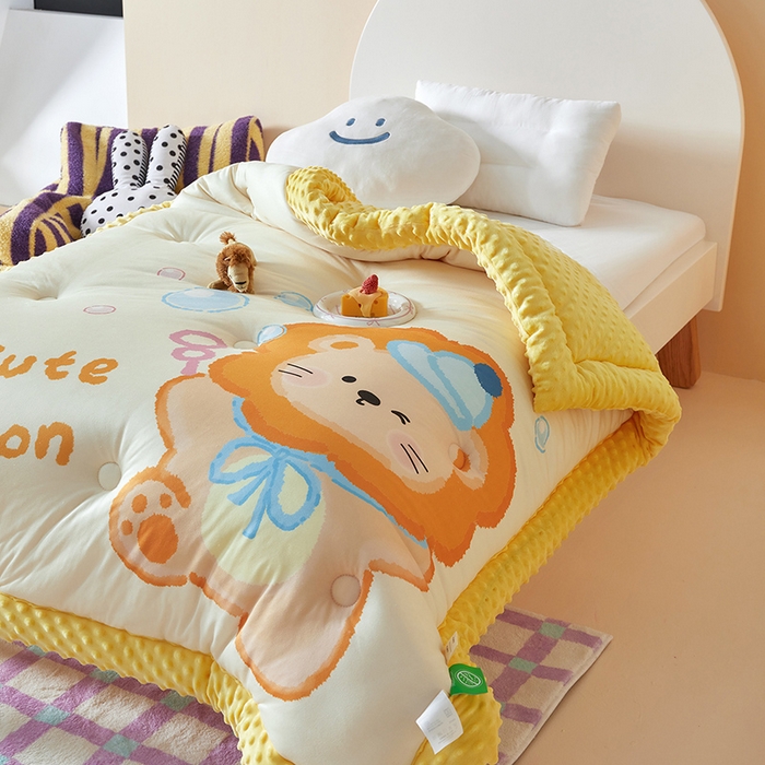 91家纺网 家纺一手货源 找家纺 荷马之梦 2025新款A类针织棉数码印花卡通手绘豆豆绒儿童被芯春秋被冬被-安睡系列 可爱小狮