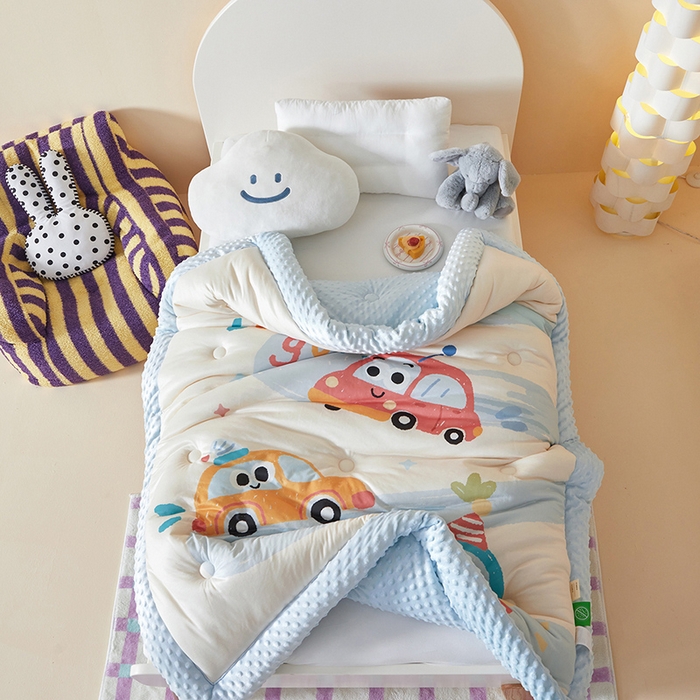 91家纺网 家纺一手货源 找家纺 荷马之梦 2025新款A类针织棉数码印花卡通手绘豆豆绒儿童被芯春秋被冬被-安睡系列 旅行汽车