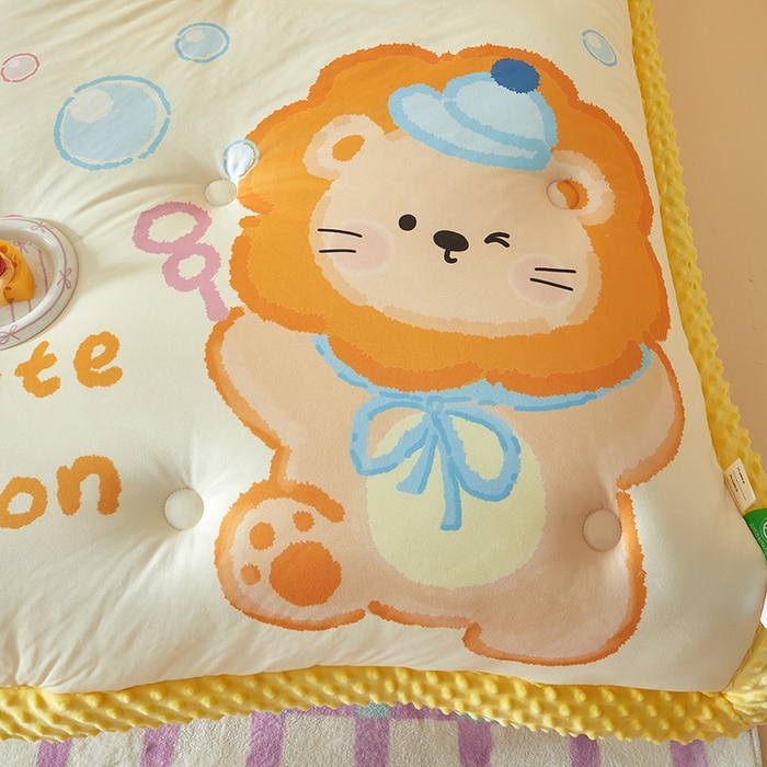 91家纺网 家纺一手货源 找家纺 荷马之梦 2025新款A类针织棉数码印花卡通手绘豆豆绒儿童被芯春秋被冬被-安睡系列 可爱小狮