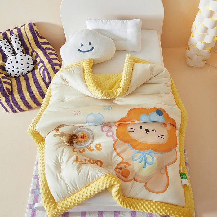 91家纺网 家纺一手货源 找家纺 荷马之梦 2025新款A类针织棉数码印花卡通手绘豆豆绒儿童被芯春秋被冬被-安睡系列 可爱小狮