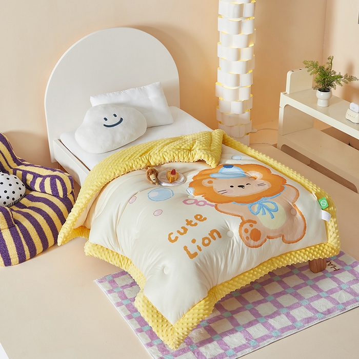 91家纺网 家纺一手货源 找家纺 荷马之梦 2025新款A类针织棉数码印花卡通手绘豆豆绒儿童被芯春秋被冬被-安睡系列 可爱小狮