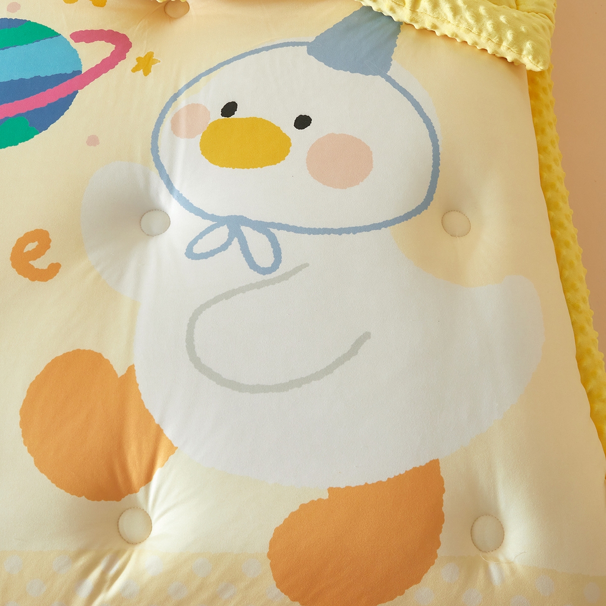 91家纺网 家纺一手货源 找家纺 荷马之梦 2025新款A类针织棉数码印花卡通手绘豆豆绒儿童被芯春秋被冬被-安睡系列 星球鸭