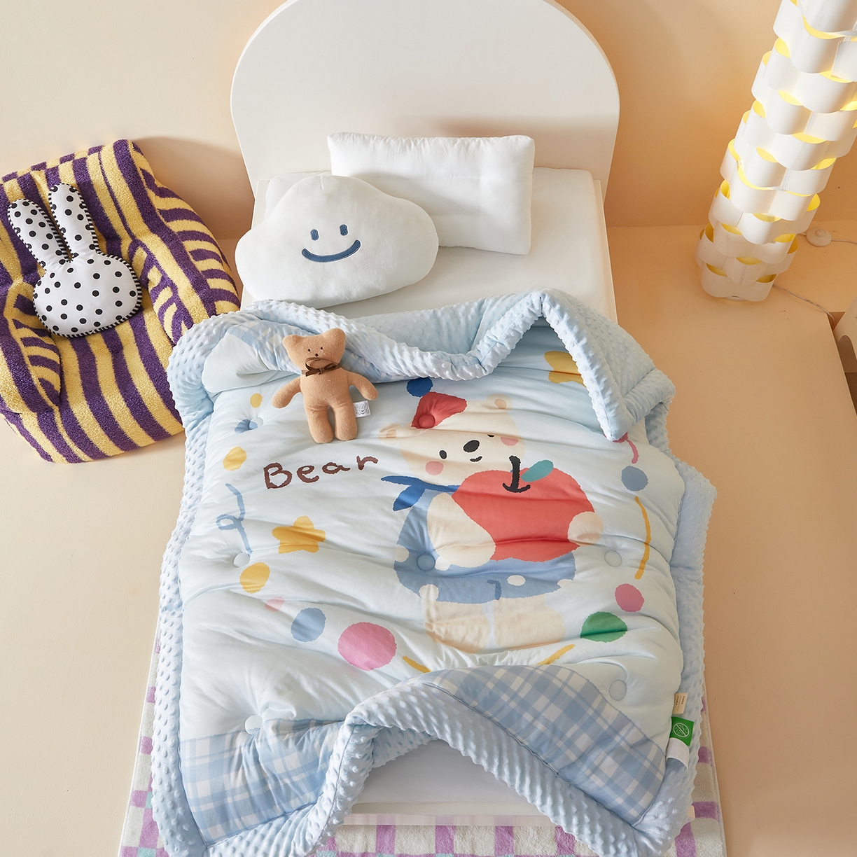 91家纺网 家纺一手货源 找家纺 荷马之梦 2025新款A类针织棉数码印花卡通手绘豆豆绒儿童被芯春秋被冬被-安睡系列 苹果熊