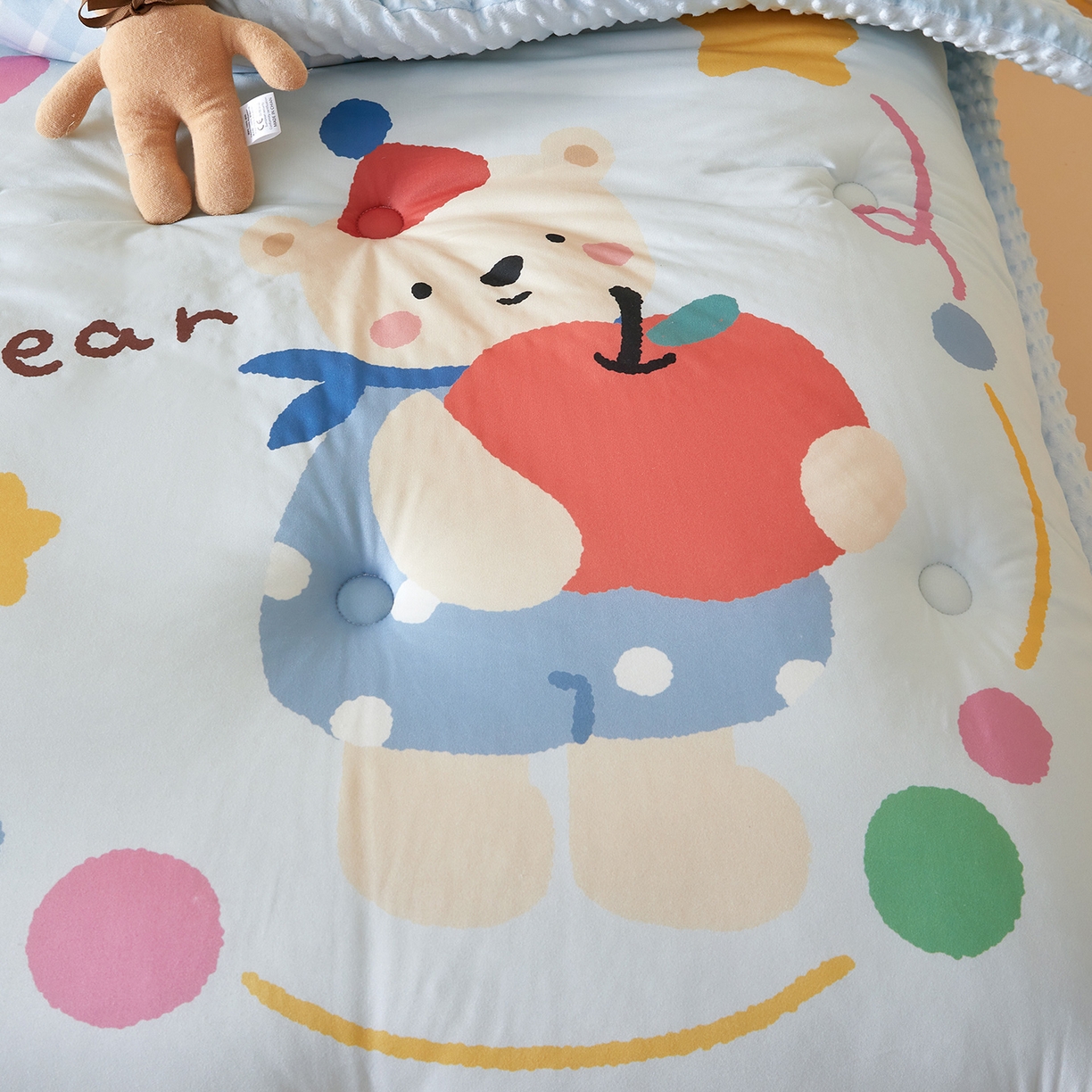 91家纺网 家纺一手货源 找家纺 荷马之梦 2025新款A类针织棉数码印花卡通手绘豆豆绒儿童被芯春秋被冬被-安睡系列 苹果熊