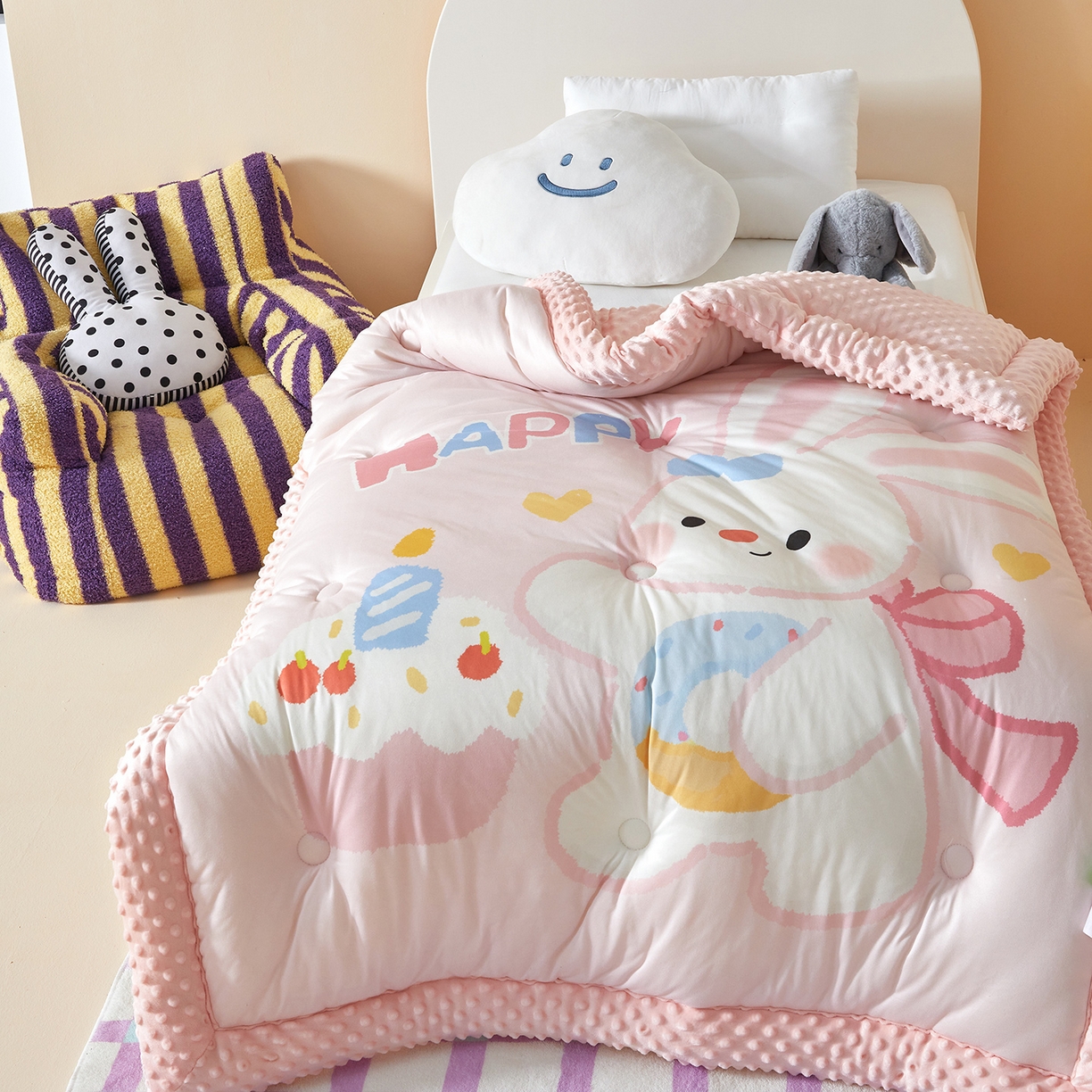 91家纺网 家纺一手货源 找家纺 荷马之梦 2025新款A类针织棉数码印花卡通手绘豆豆绒儿童被芯春秋被冬被-安睡系列 生日小兔