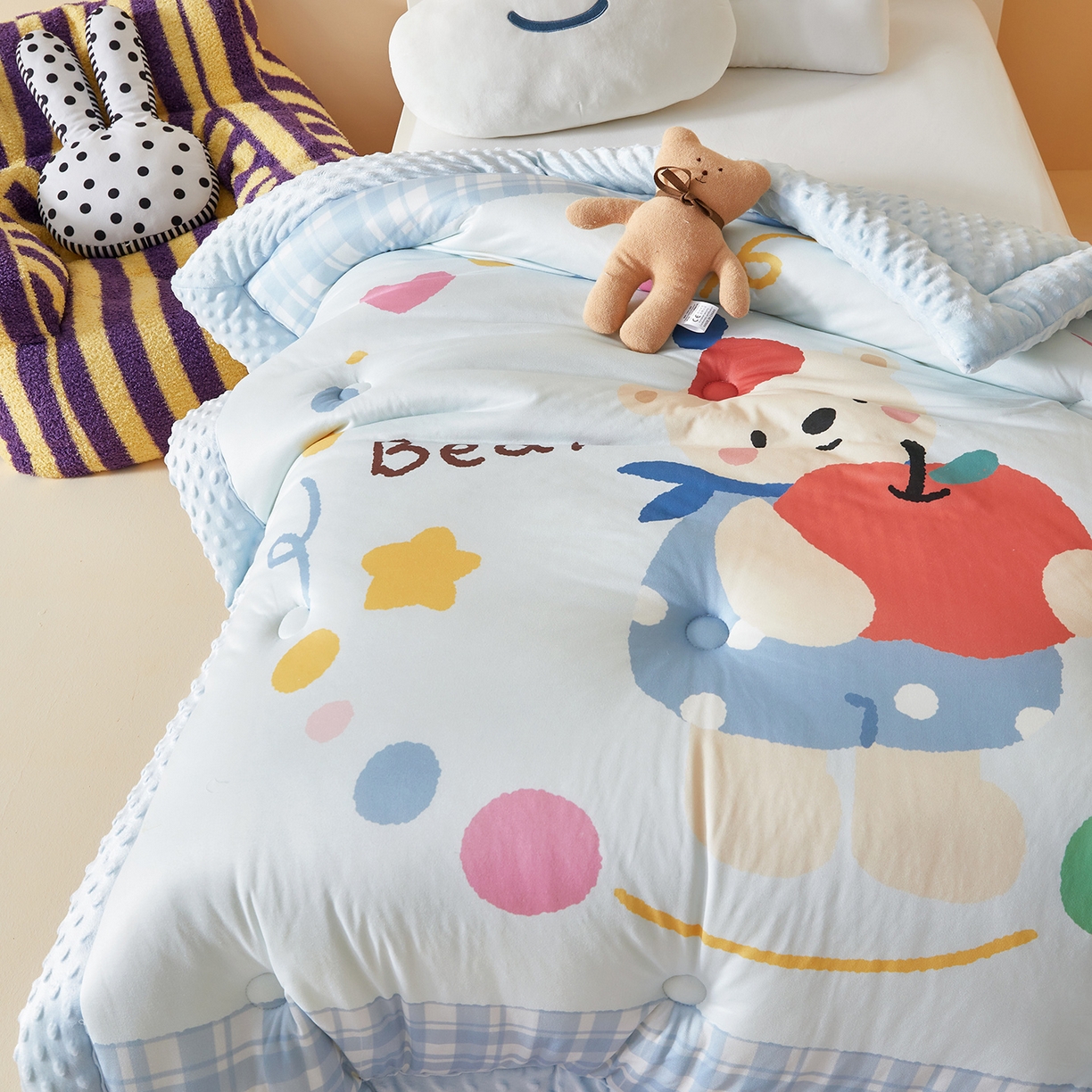 91家纺网 家纺一手货源 找家纺 荷马之梦 2025新款A类针织棉数码印花卡通手绘豆豆绒儿童被芯春秋被冬被-安睡系列 苹果熊