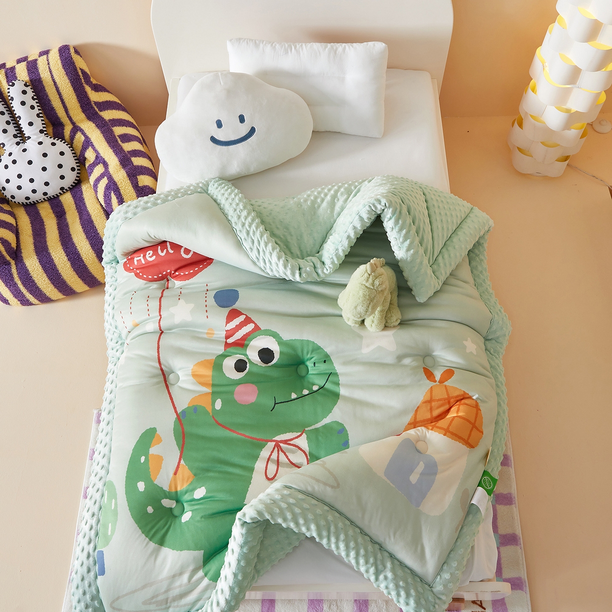 91家纺网 家纺一手货源 找家纺 荷马之梦 2025新款A类针织棉数码印花卡通手绘豆豆绒儿童被芯春秋被冬被-安睡系列 恐龙之家