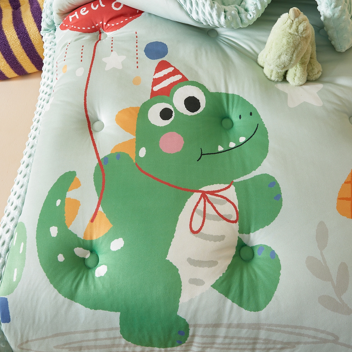 91家纺网 家纺一手货源 找家纺 荷马之梦 2025新款A类针织棉数码印花卡通手绘豆豆绒儿童被芯春秋被冬被-安睡系列 恐龙之家