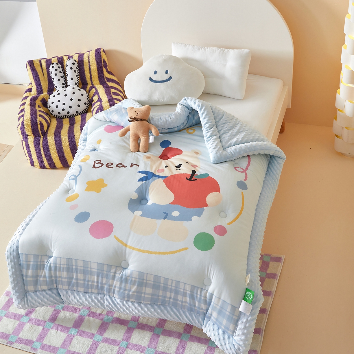 91家纺网 家纺一手货源 找家纺 荷马之梦 2025新款A类针织棉数码印花卡通手绘豆豆绒儿童被芯春秋被冬被-安睡系列 苹果熊