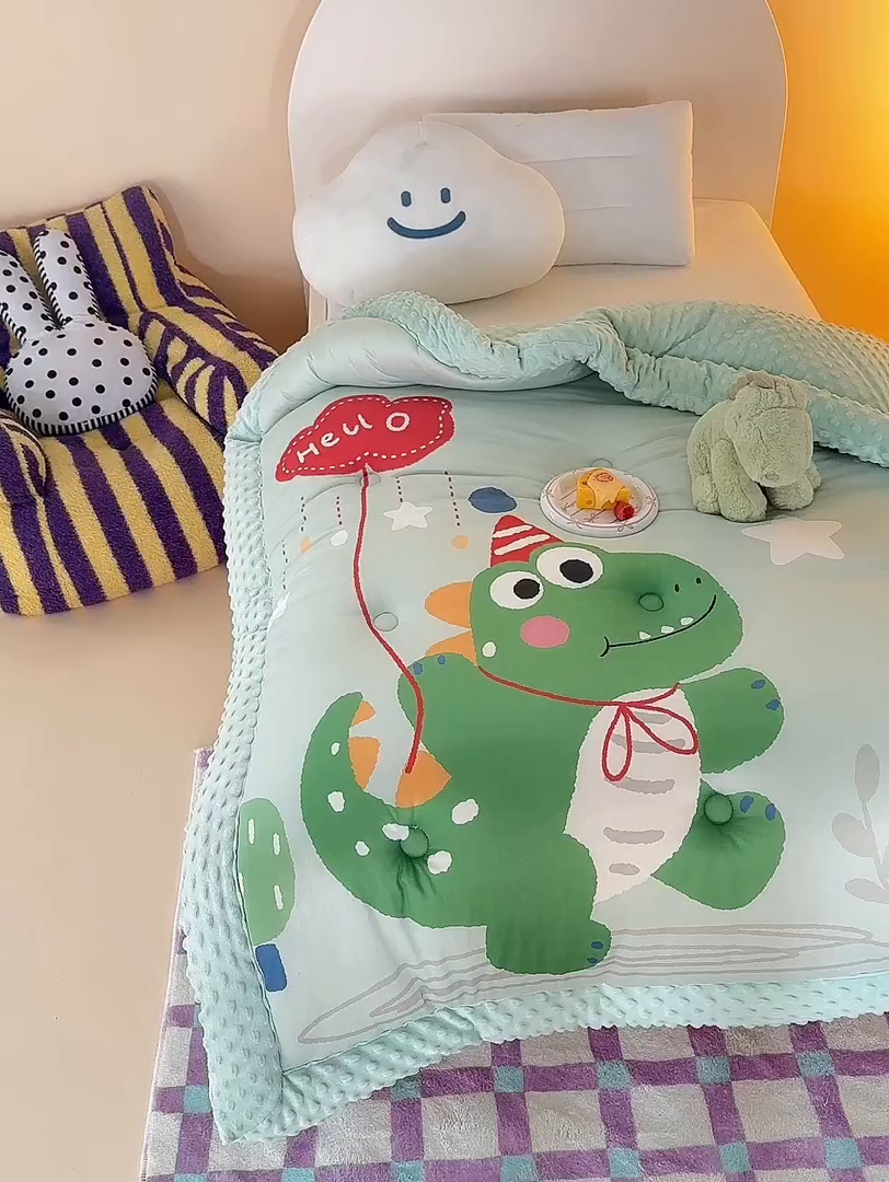 91家纺网 家纺一手货源 找家纺 荷马之梦 2025新款A类针织棉数码印花卡通手绘豆豆绒儿童被芯春秋被冬被-安睡系列 恐龙之家