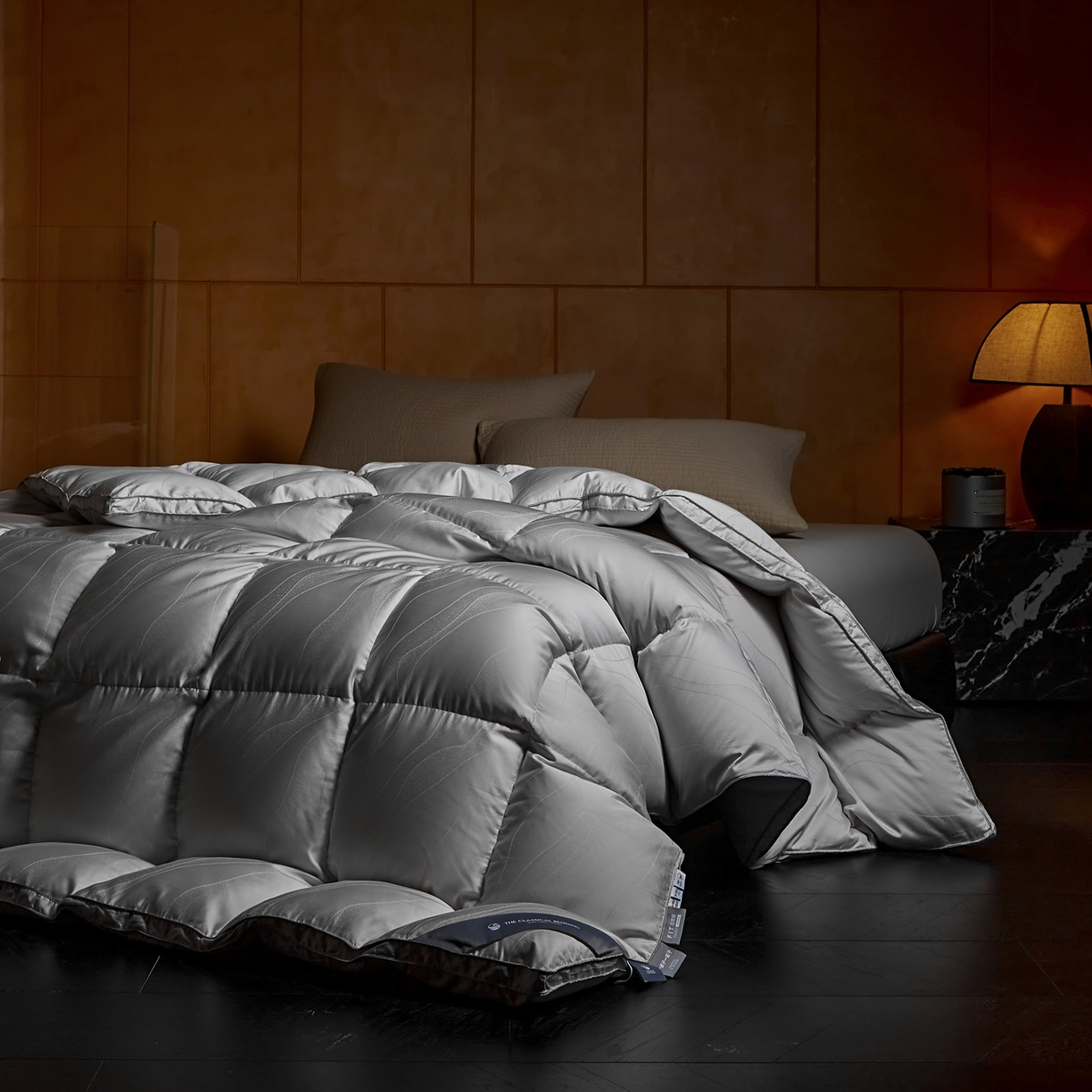 91家纺网 家纺一手货源 找家纺 暖羽屋羽绒馆 2025新款梦幻95白鹅绒被芯 国标绒子含量95鹅绒被婚庆 高端羽绒被子 梦幻鎏金 灰