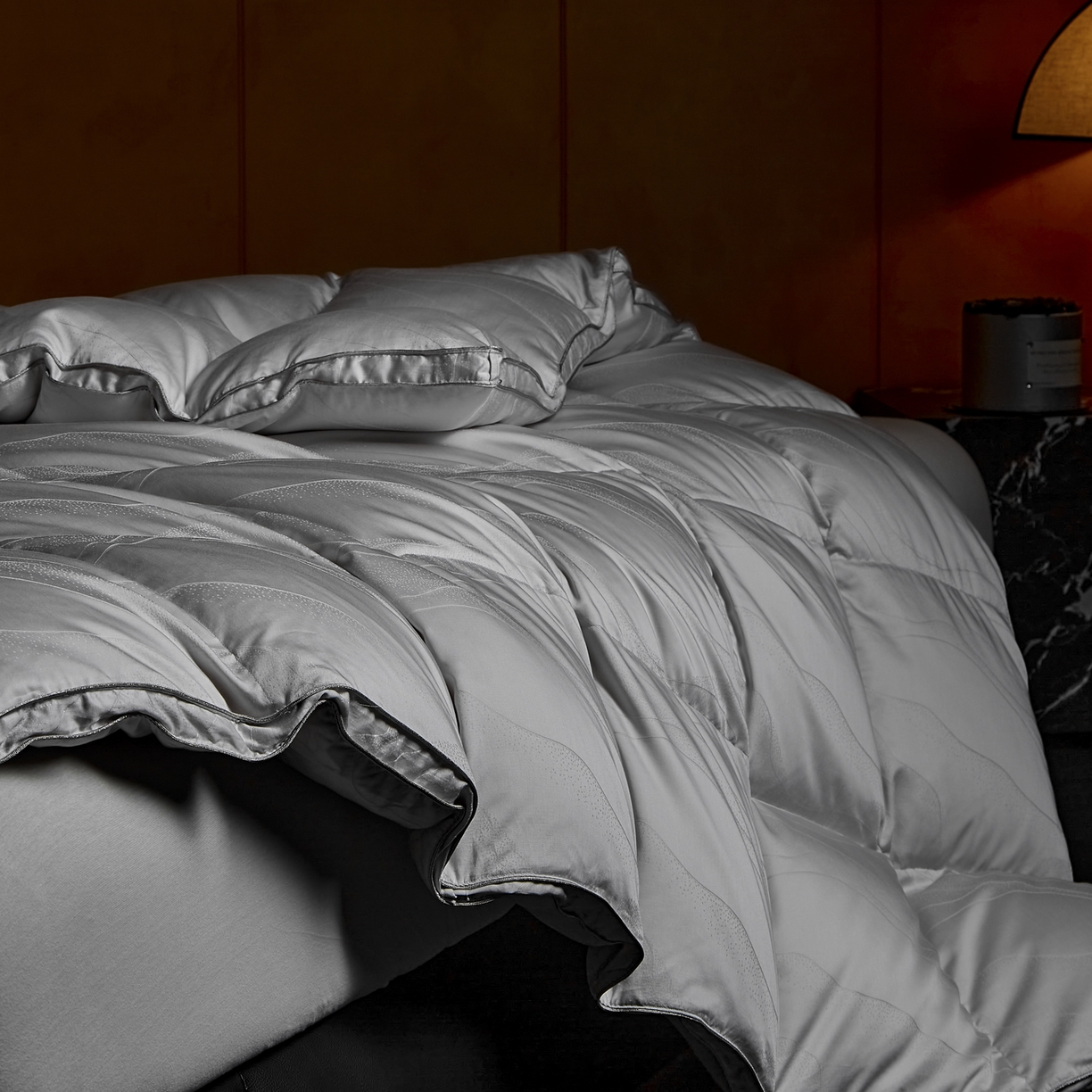 91家纺网 家纺一手货源 找家纺 暖羽屋羽绒馆 2025新款梦幻95白鹅绒被芯 国标绒子含量95鹅绒被婚庆 高端羽绒被子 梦幻鎏金 灰