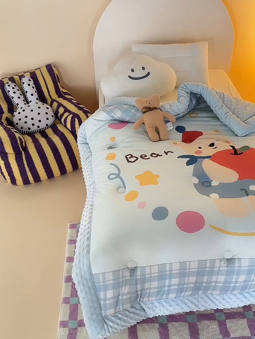 91家纺网 家纺一手货源 找家纺 荷马之梦 2025新款A类针织棉数码印花卡通手绘豆豆绒儿童被芯春秋被冬被-安睡系列 苹果熊