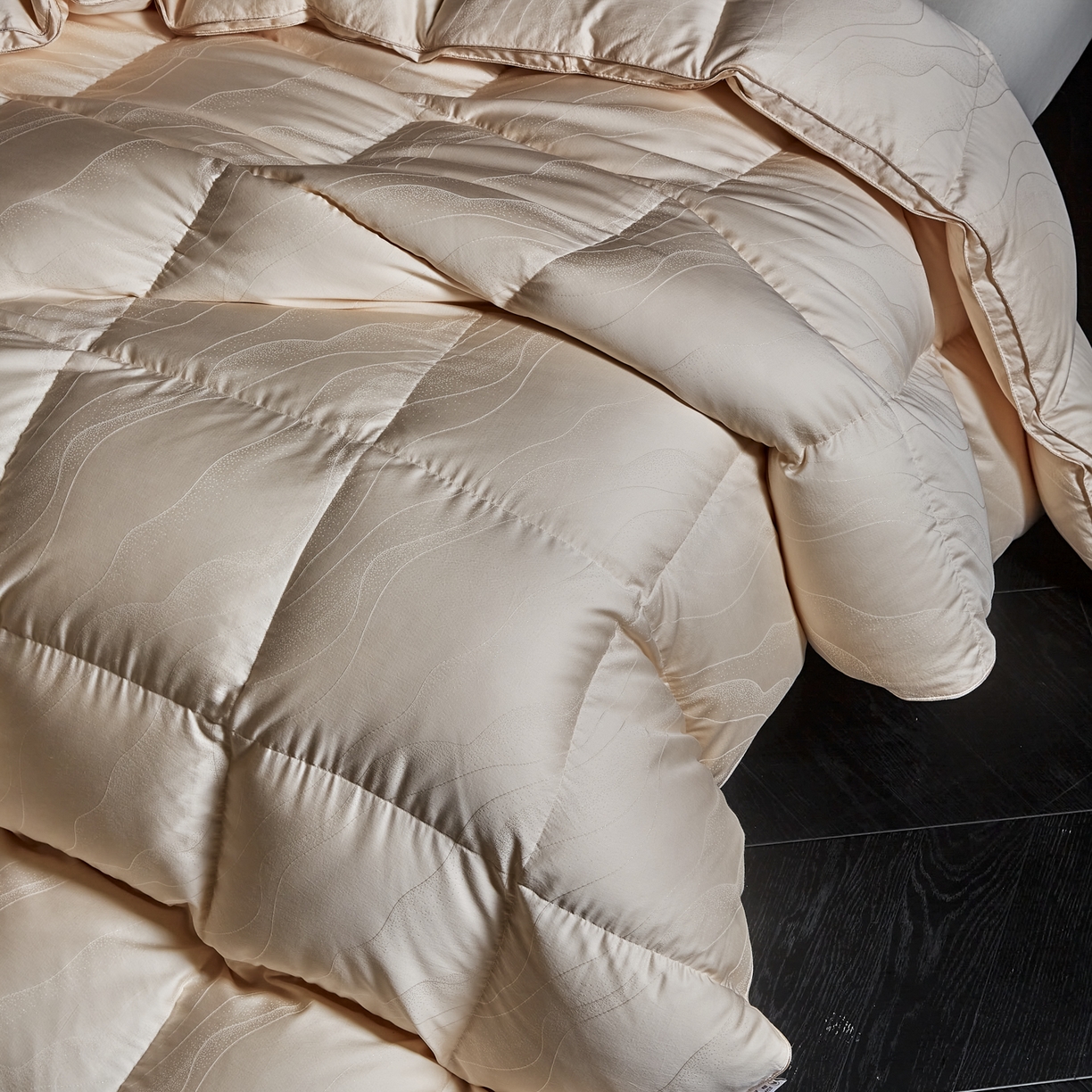 91家纺网 家纺一手货源 找家纺 暖羽屋羽绒馆 2025新款梦幻95白鹅绒被芯 国标绒子含量95鹅绒被婚庆 高端羽绒被子 梦幻鎏金 粉