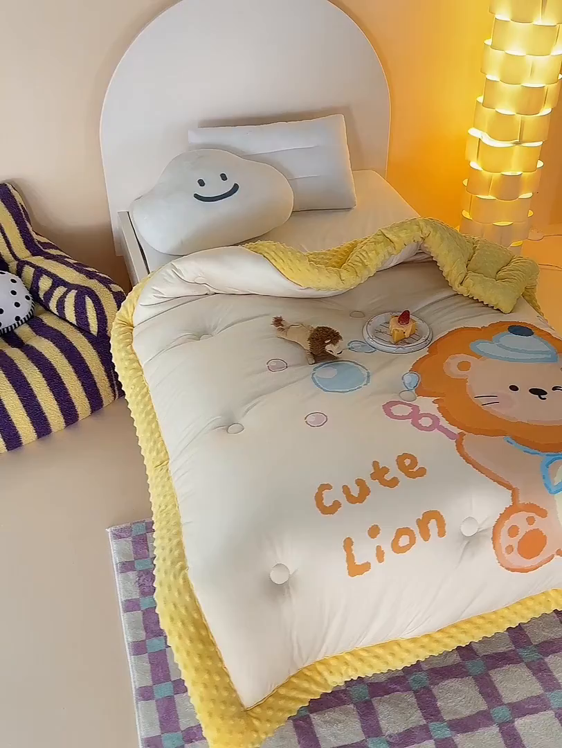 91家纺网 家纺一手货源 找家纺 荷马之梦 2025新款A类针织棉数码印花卡通手绘豆豆绒儿童被芯春秋被冬被-安睡系列 可爱小狮