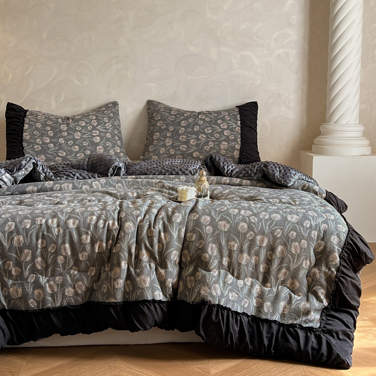 91家纺网 家纺一手货源 找家纺 Mata蔓塔家 2025新款侘寂风泡芙花边豆豆被被子被芯冬被春秋被牛奶绒豆豆被 浮生序梦