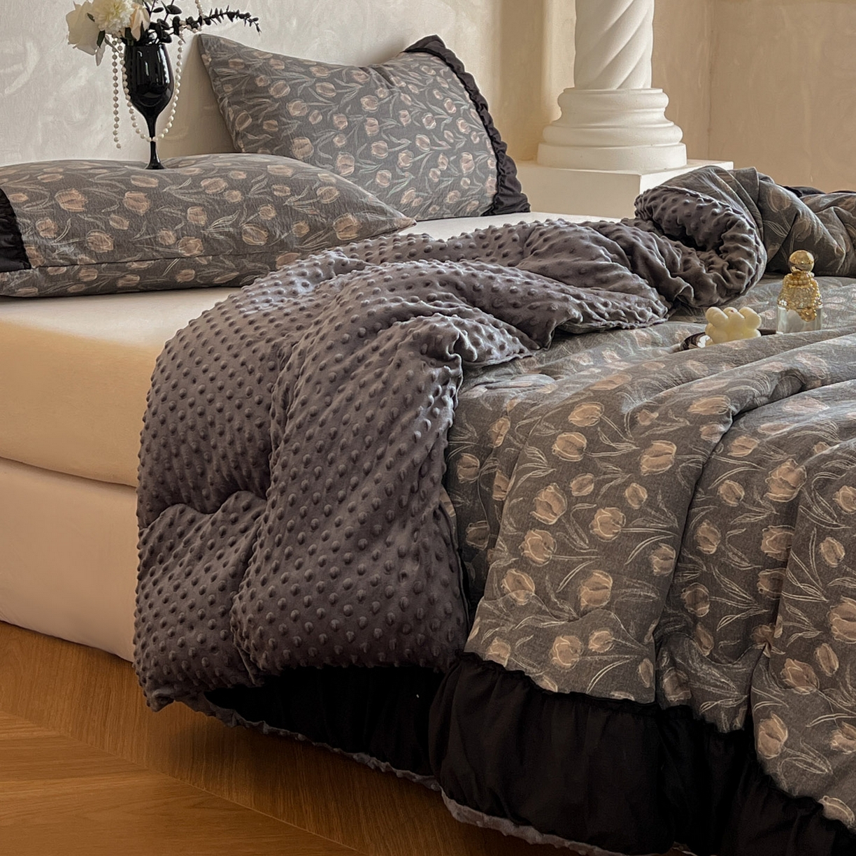 91家纺网 家纺一手货源 找家纺 Mata蔓塔家 2025新款侘寂风泡芙花边豆豆被被子被芯冬被春秋被牛奶绒豆豆被 浮生序梦