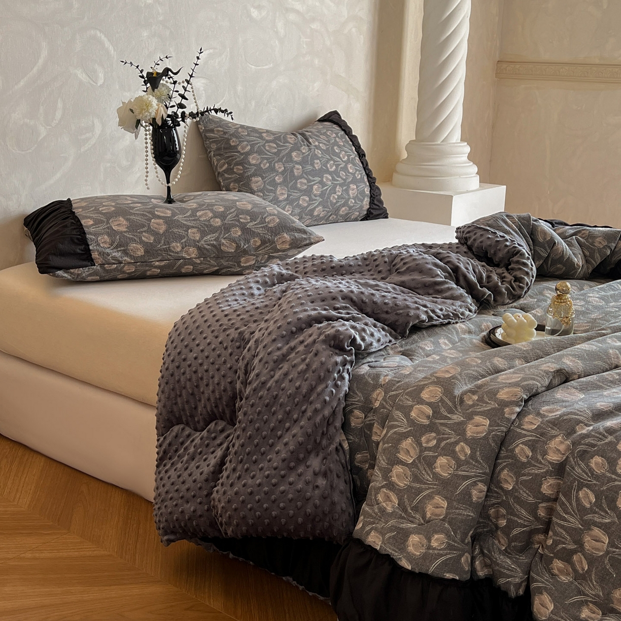 91家纺网 家纺一手货源 找家纺 Mata蔓塔家 2025新款侘寂风泡芙花边豆豆被被子被芯冬被春秋被牛奶绒豆豆被 浮生序梦