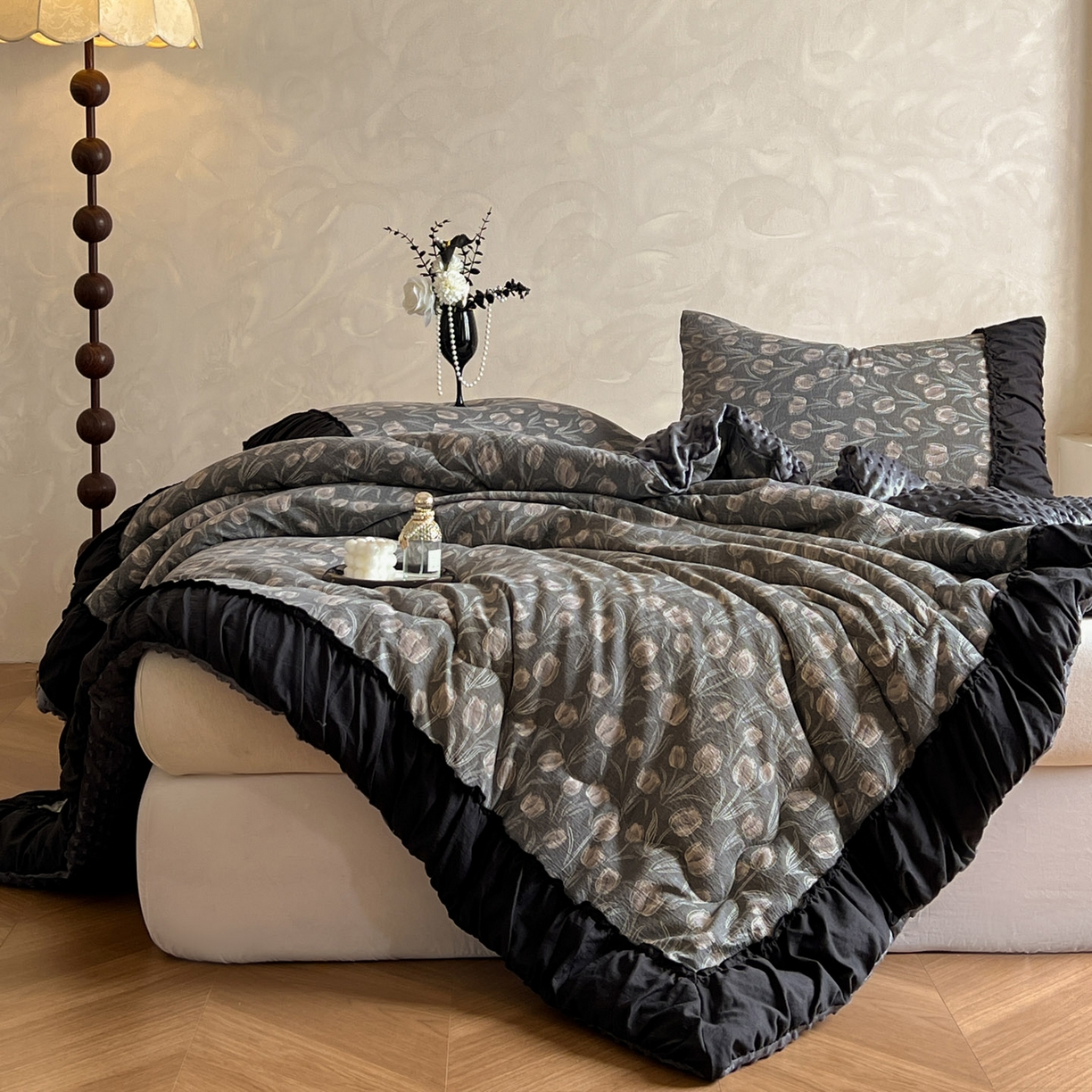 91家纺网 家纺一手货源 找家纺 Mata蔓塔家 2025新款侘寂风泡芙花边豆豆被被子被芯冬被春秋被牛奶绒豆豆被 浮生序梦