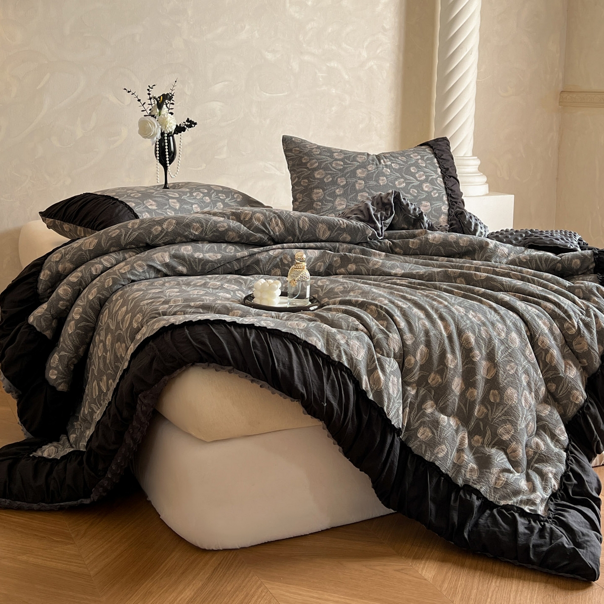 91家纺网 家纺一手货源 找家纺 Mata蔓塔家 2025新款侘寂风泡芙花边豆豆被被子被芯冬被春秋被牛奶绒豆豆被 浮生序梦