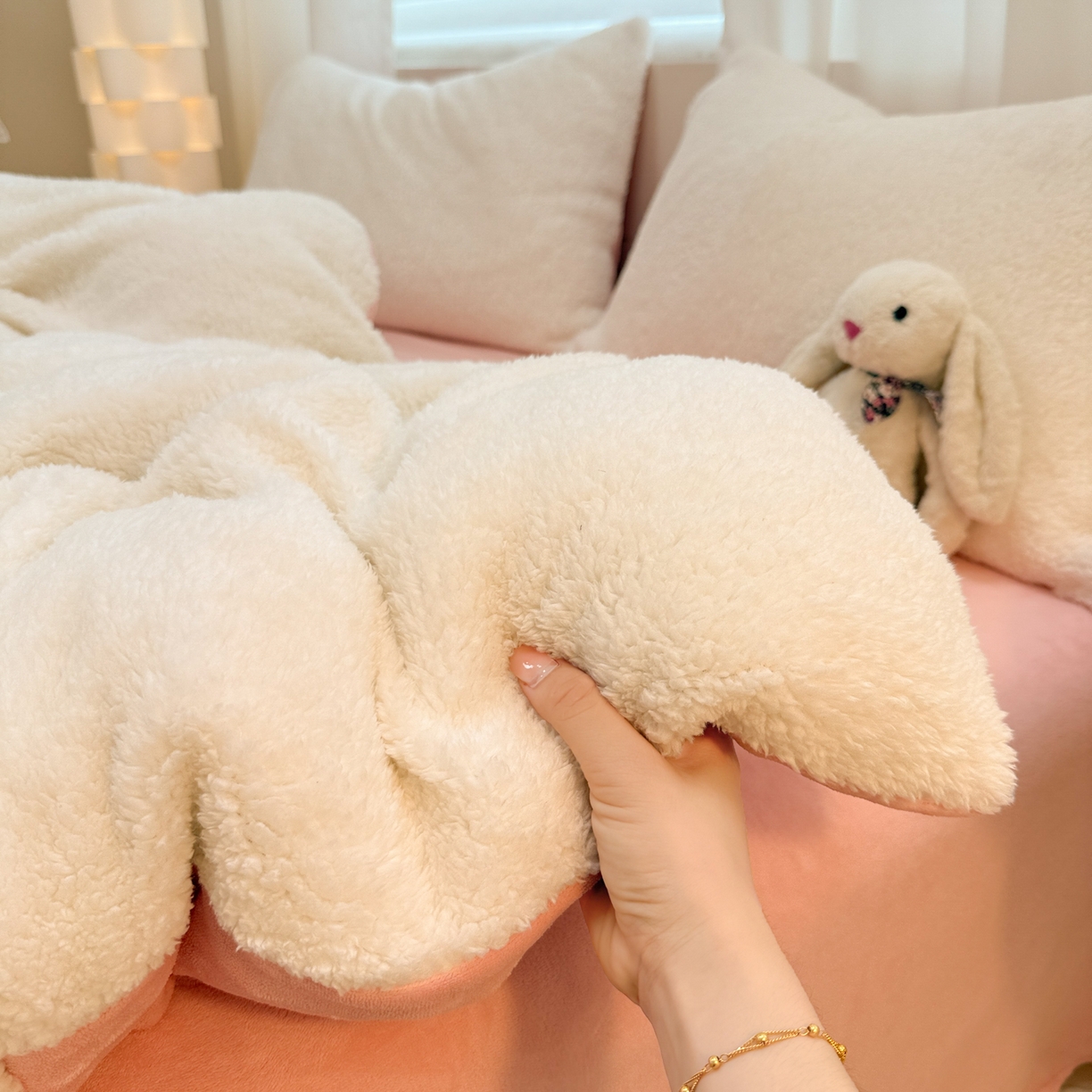 91家纺网 家纺一手货源 找家纺 眠博士 2025新款A类泰迪绒牛奶绒纯色四件套 泰迪绒-安妮白粉