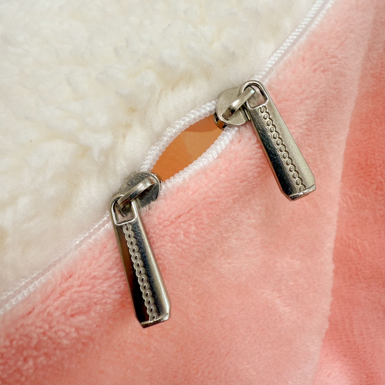 91家纺网 家纺一手货源 找家纺 眠博士 2025新款A类泰迪绒牛奶绒纯色四件套 泰迪绒-安妮白粉