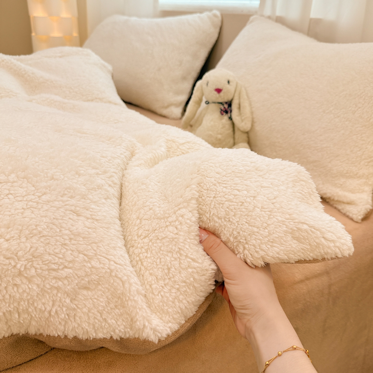 91家纺网 家纺一手货源 找家纺 眠博士 2025新款A类泰迪绒牛奶绒纯色四件套 泰迪绒-安妮白咖