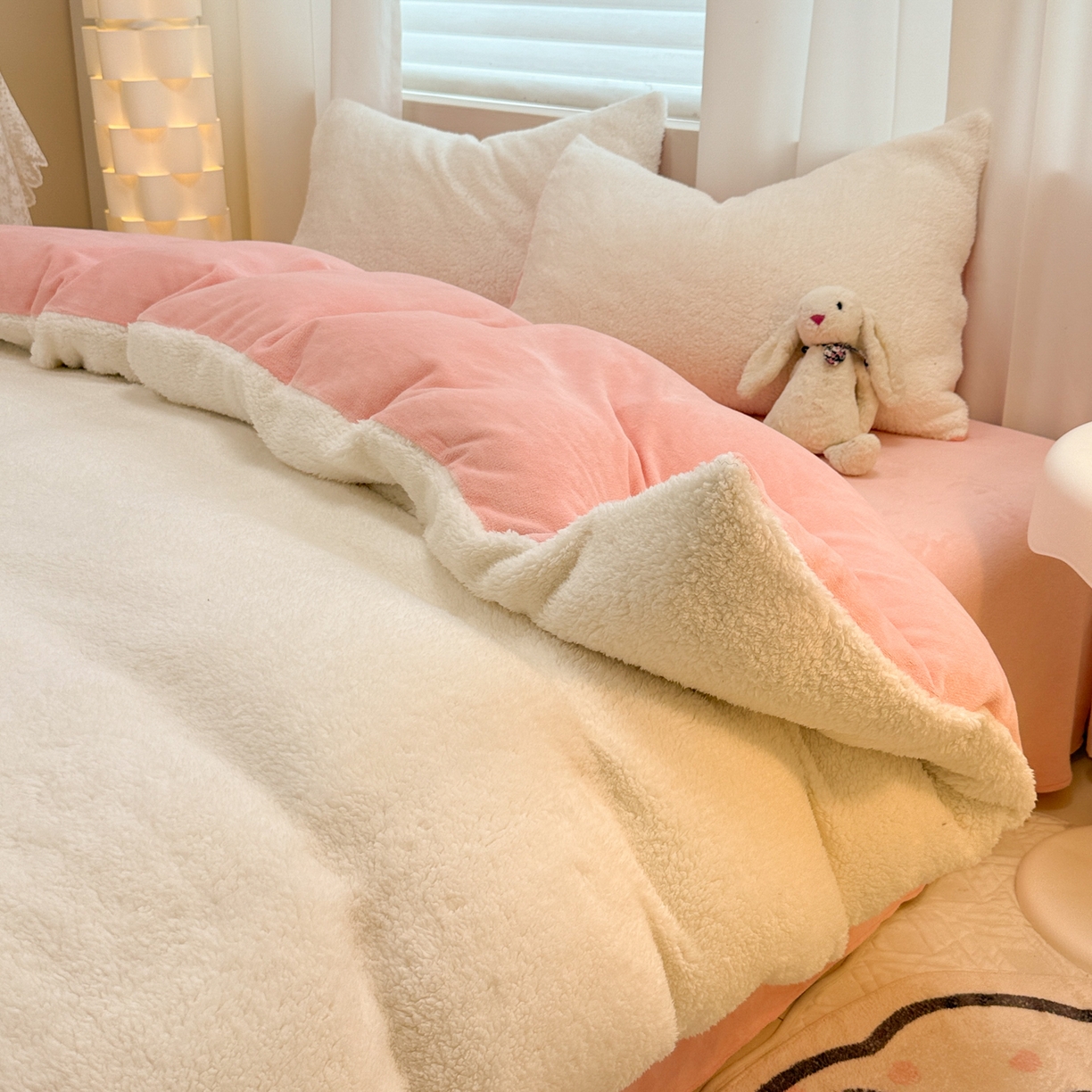 91家纺网 家纺一手货源 找家纺 眠博士 2025新款A类泰迪绒牛奶绒纯色四件套 泰迪绒-安妮白粉