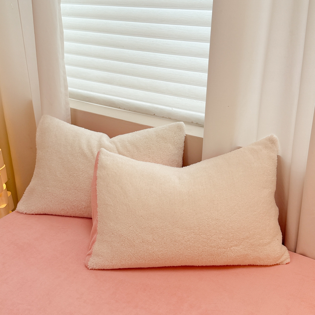 91家纺网 家纺一手货源 找家纺 眠博士 2025新款A类泰迪绒牛奶绒纯色四件套 泰迪绒-安妮白粉