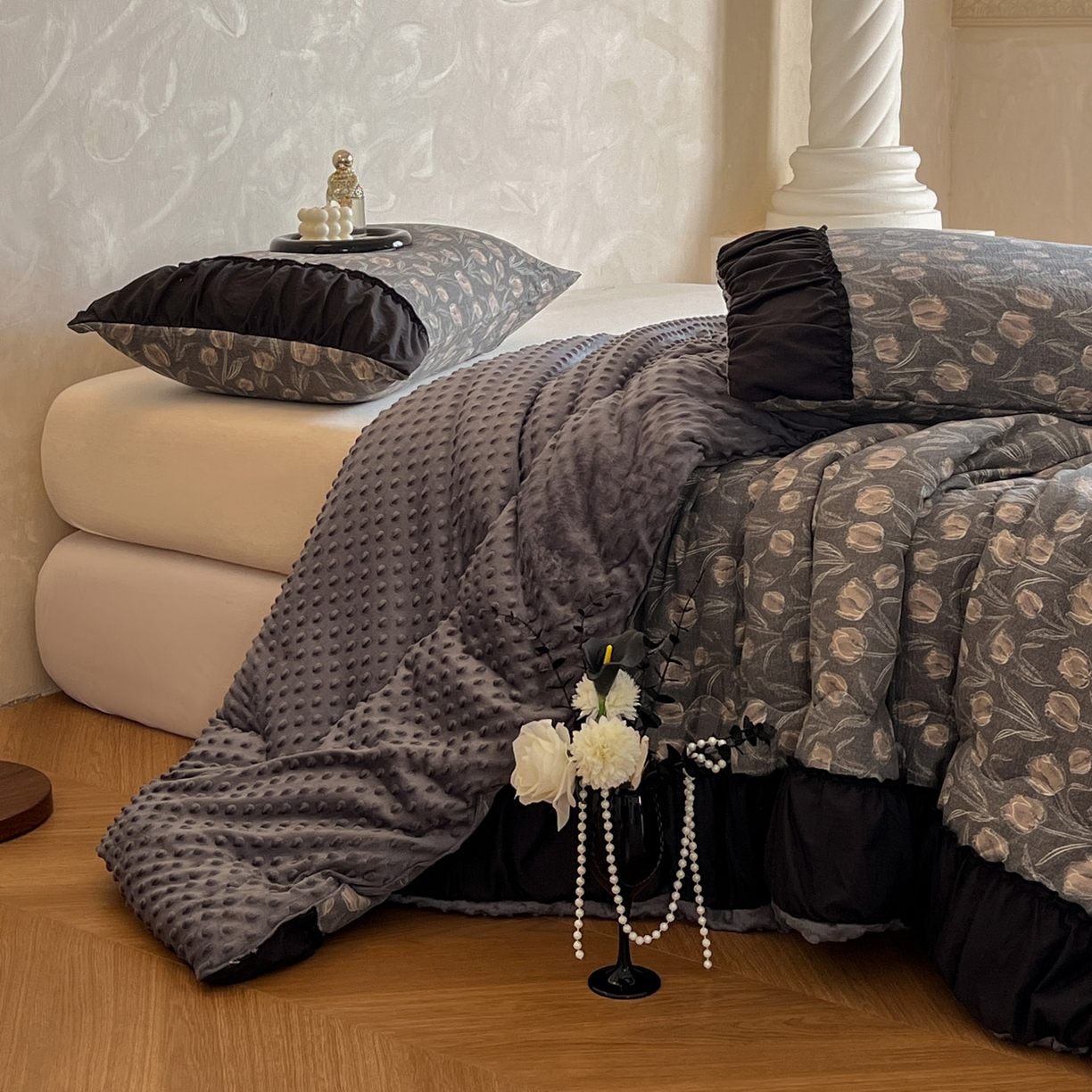 91家纺网 家纺一手货源 找家纺 Mata蔓塔家 2025新款侘寂风泡芙花边豆豆被被子被芯冬被春秋被牛奶绒豆豆被 浮生序梦