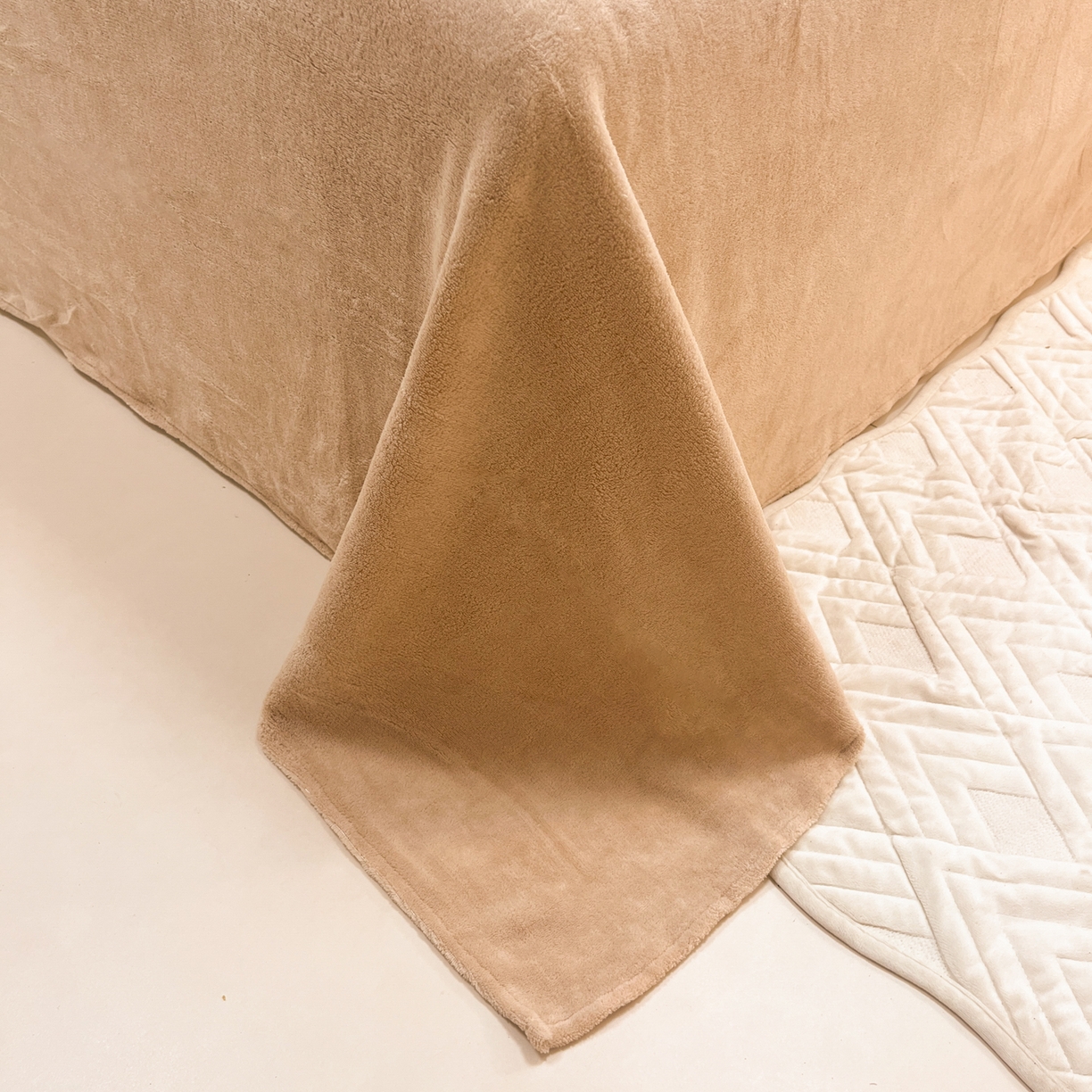 91家纺网 家纺一手货源 找家纺 眠博士 2025新款A类泰迪绒牛奶绒纯色四件套 泰迪绒-安妮白咖