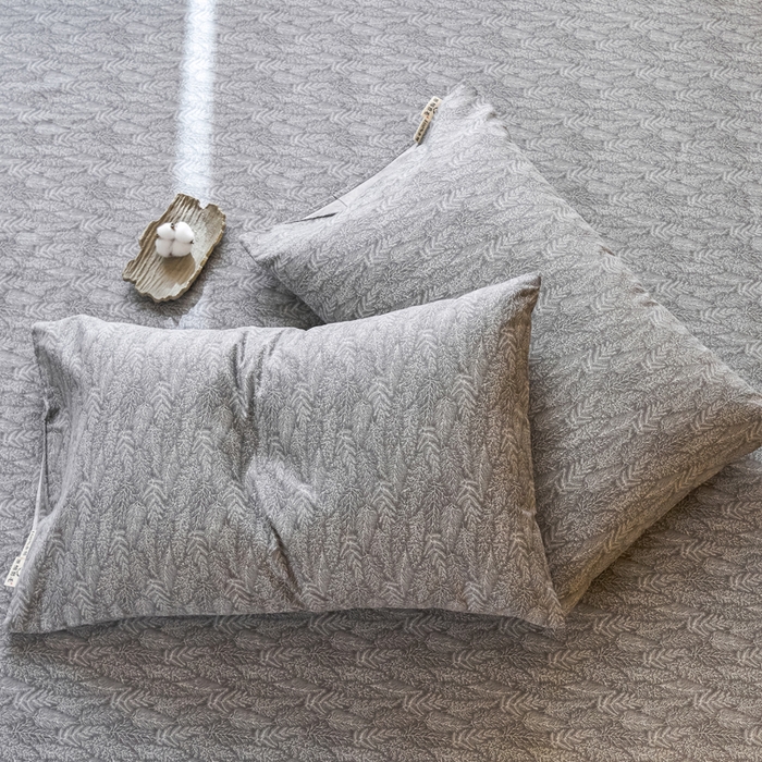 91家纺网 家纺一手货源 找家纺 春皖家纺 2025新款全棉原棉磨毛色织水洗单枕套回暖系列-风格二 叶相思