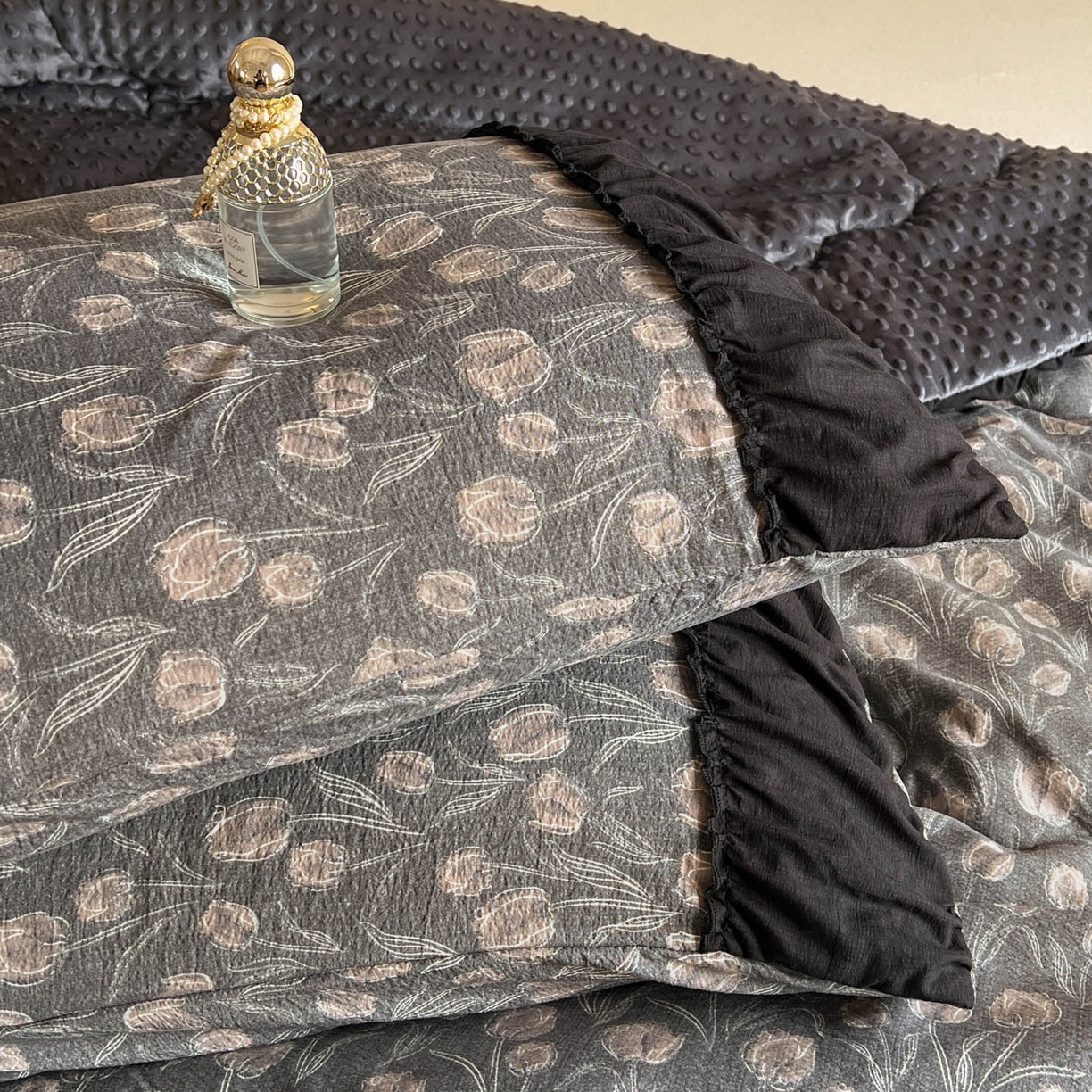 91家纺网 家纺一手货源 找家纺 Mata蔓塔家 2025新款侘寂风泡芙花边豆豆被被子被芯冬被春秋被牛奶绒豆豆被 浮生序梦