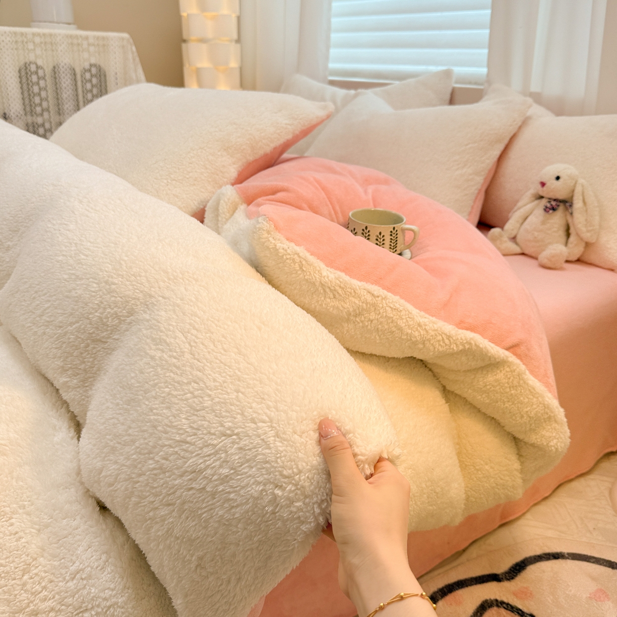 91家纺网 家纺一手货源 找家纺 眠博士 2025新款A类泰迪绒牛奶绒纯色四件套 泰迪绒-安妮白粉