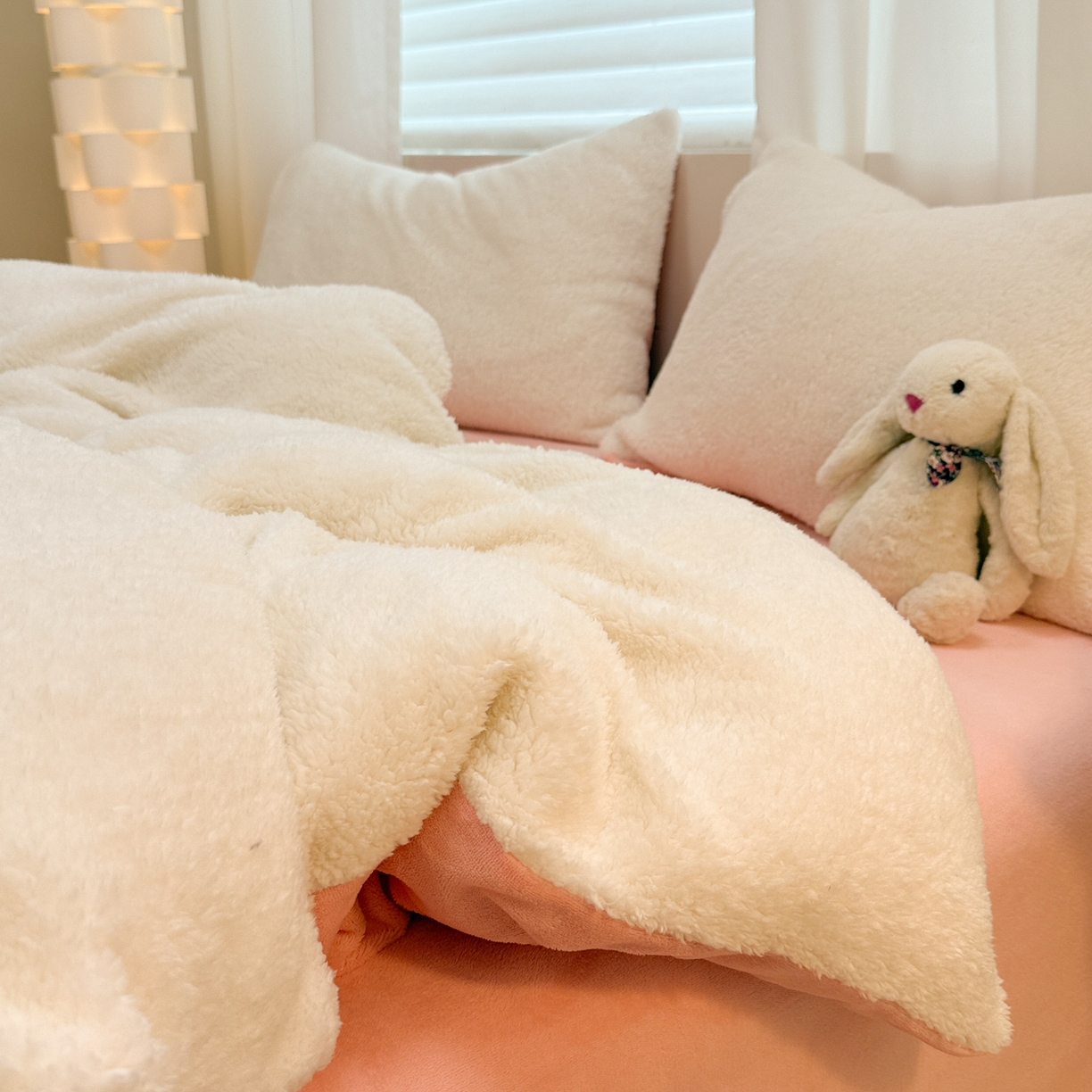 91家纺网 家纺一手货源 找家纺 眠博士 2025新款A类泰迪绒牛奶绒纯色四件套 泰迪绒-安妮白粉