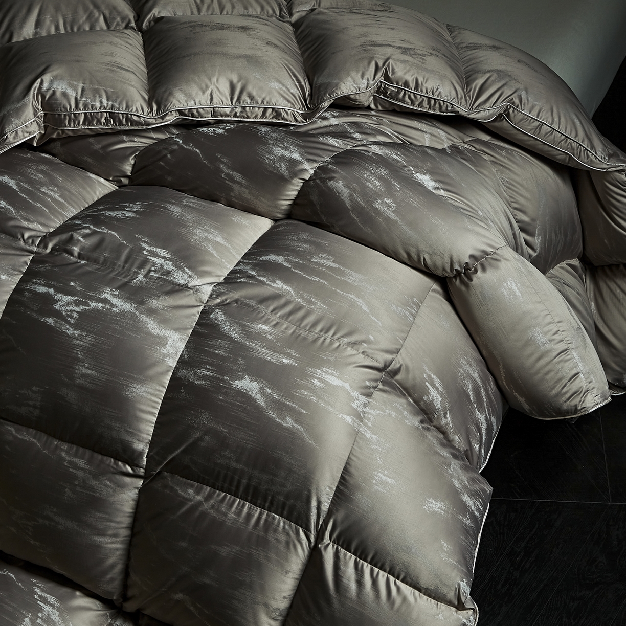 91家纺网 家纺一手货源 找家纺 暖羽屋羽绒馆 2025新款95白鹅绒被子峰峦 鹅绒被芯 双人婚庆羽绒冬被2米 春秋被 峰峦 苍雅灰