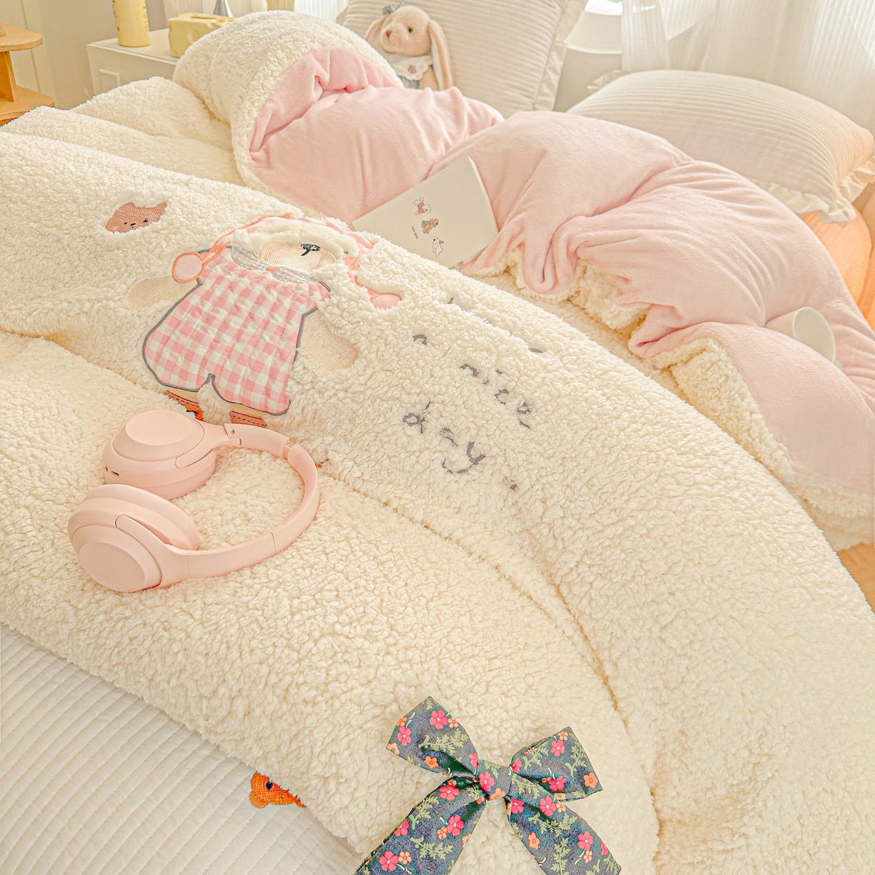 91家纺网 家纺一手货源 找家纺 （总）子钦家纺 2025秋冬新款羊羔绒牛奶绒卡通贴布绣单被套