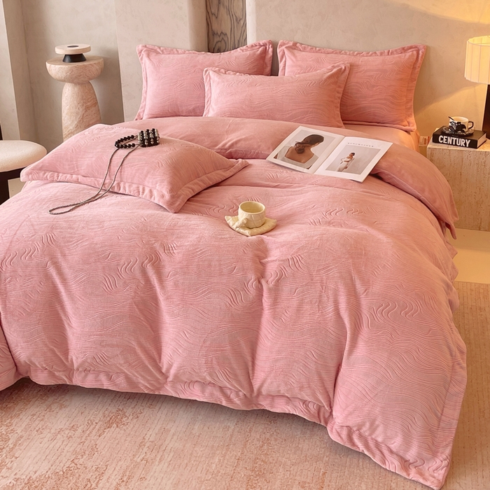 91家纺网 家纺一手货源 找家纺 春皖家纺 2025新款全消光雕花绒牛奶绒四件套 柔眠序曲