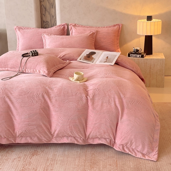 91家纺网 家纺一手货源 找家纺 春皖家纺 2025新款全消光雕花绒牛奶绒四件套 柔眠序曲