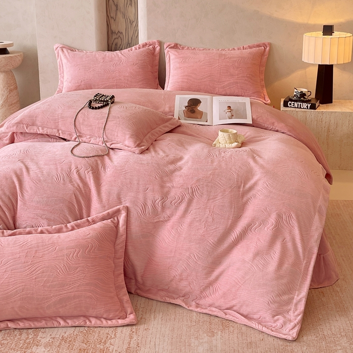 91家纺网 家纺一手货源 找家纺 春皖家纺 2025新款全消光雕花绒牛奶绒四件套 柔眠序曲