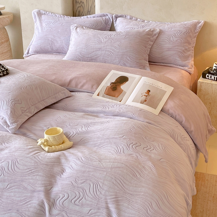 91家纺网 家纺一手货源 找家纺 春皖家纺 2025新款全消光雕花绒牛奶绒四件套 花间絮语