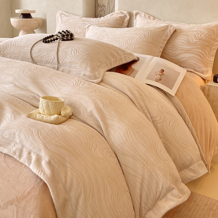 91家纺网 家纺一手货源 找家纺 （总）春皖家纺 2025新款全消光雕花绒牛奶绒四件套