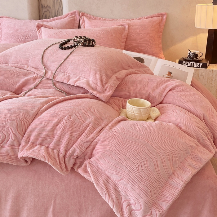 91家纺网 家纺一手货源 找家纺 春皖家纺 2025新款全消光雕花绒牛奶绒四件套 柔眠序曲