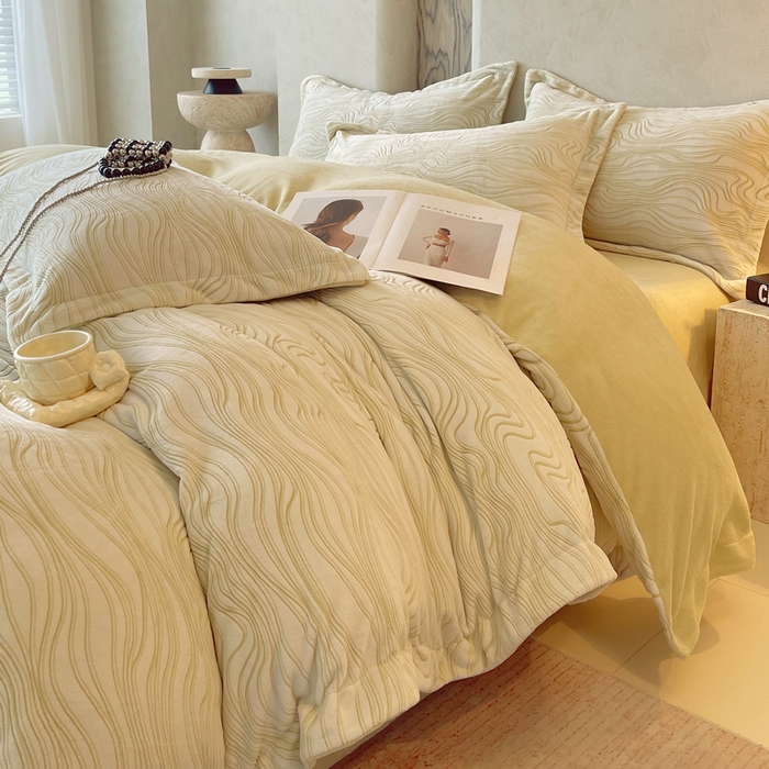 91家纺网 家纺一手货源 找家纺 春皖家纺 2025新款全消光雕花绒牛奶绒四件套 暮色织锦