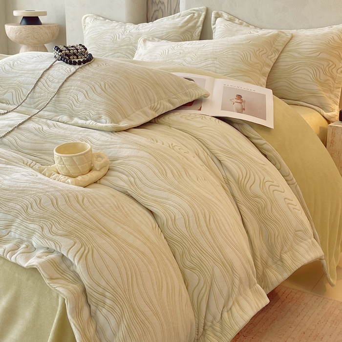 91家纺网 家纺一手货源 找家纺 春皖家纺 2025新款全消光雕花绒牛奶绒四件套 暮色织锦