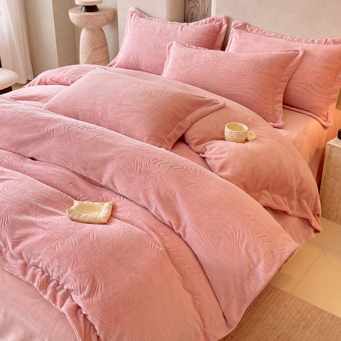 91家纺网 家纺一手货源 找家纺 春皖家纺 2025新款全消光雕花绒牛奶绒四件套 柔眠序曲