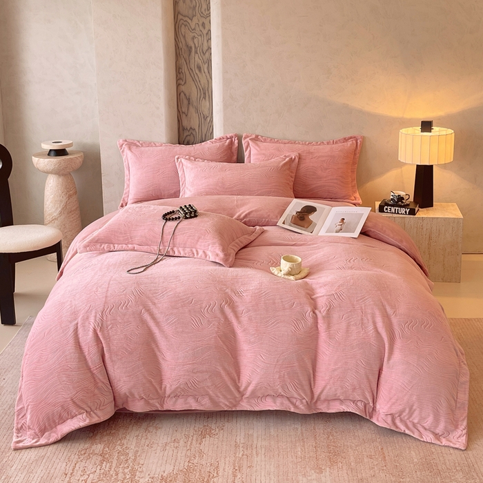 91家纺网 家纺一手货源 找家纺 春皖家纺 2025新款全消光雕花绒牛奶绒四件套 柔眠序曲